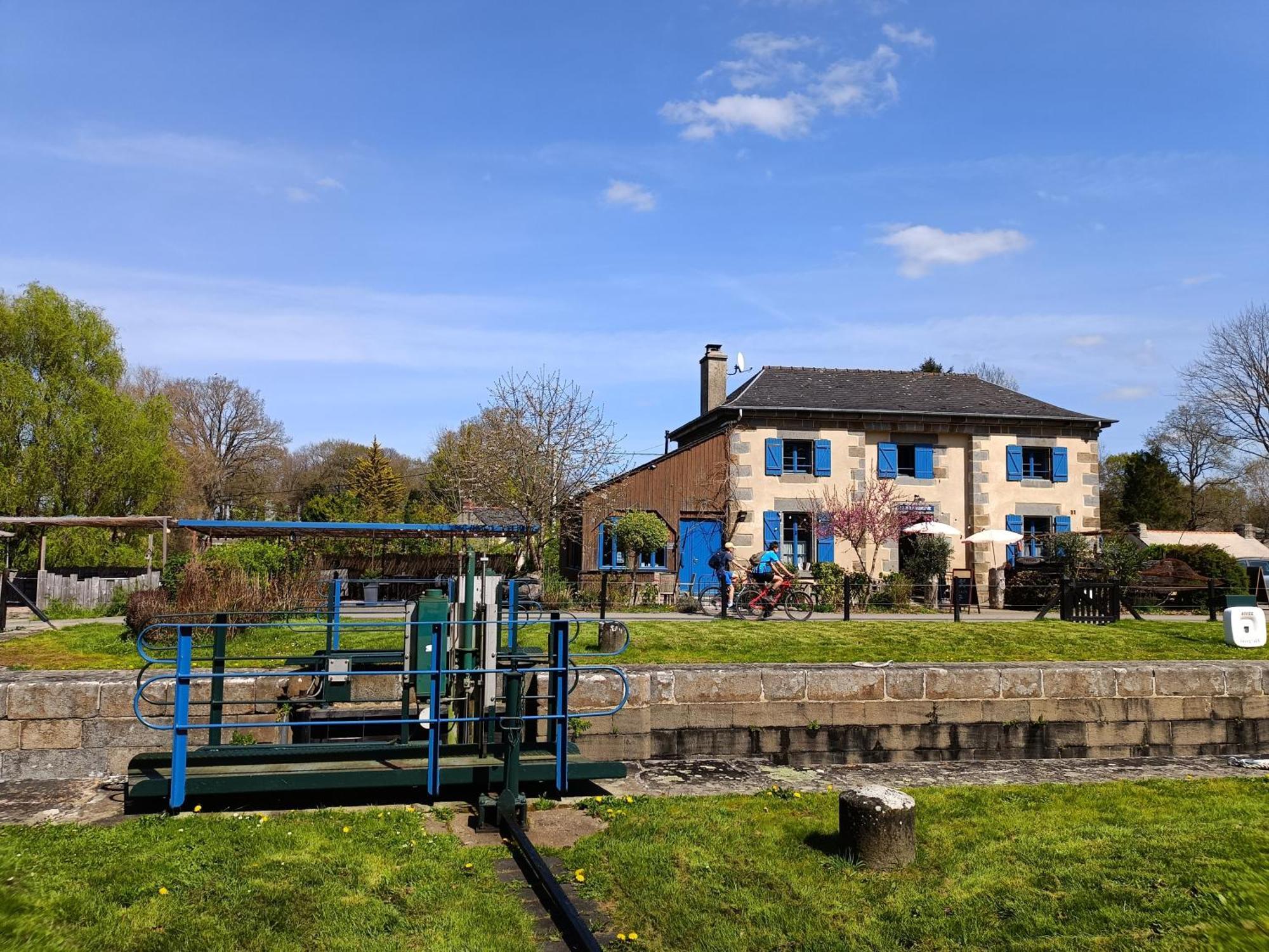 Ille Flottante, Maison Eclusiere Et Hebergements Insolites Sur Le Canal Hede-Bazouges Luaran gambar