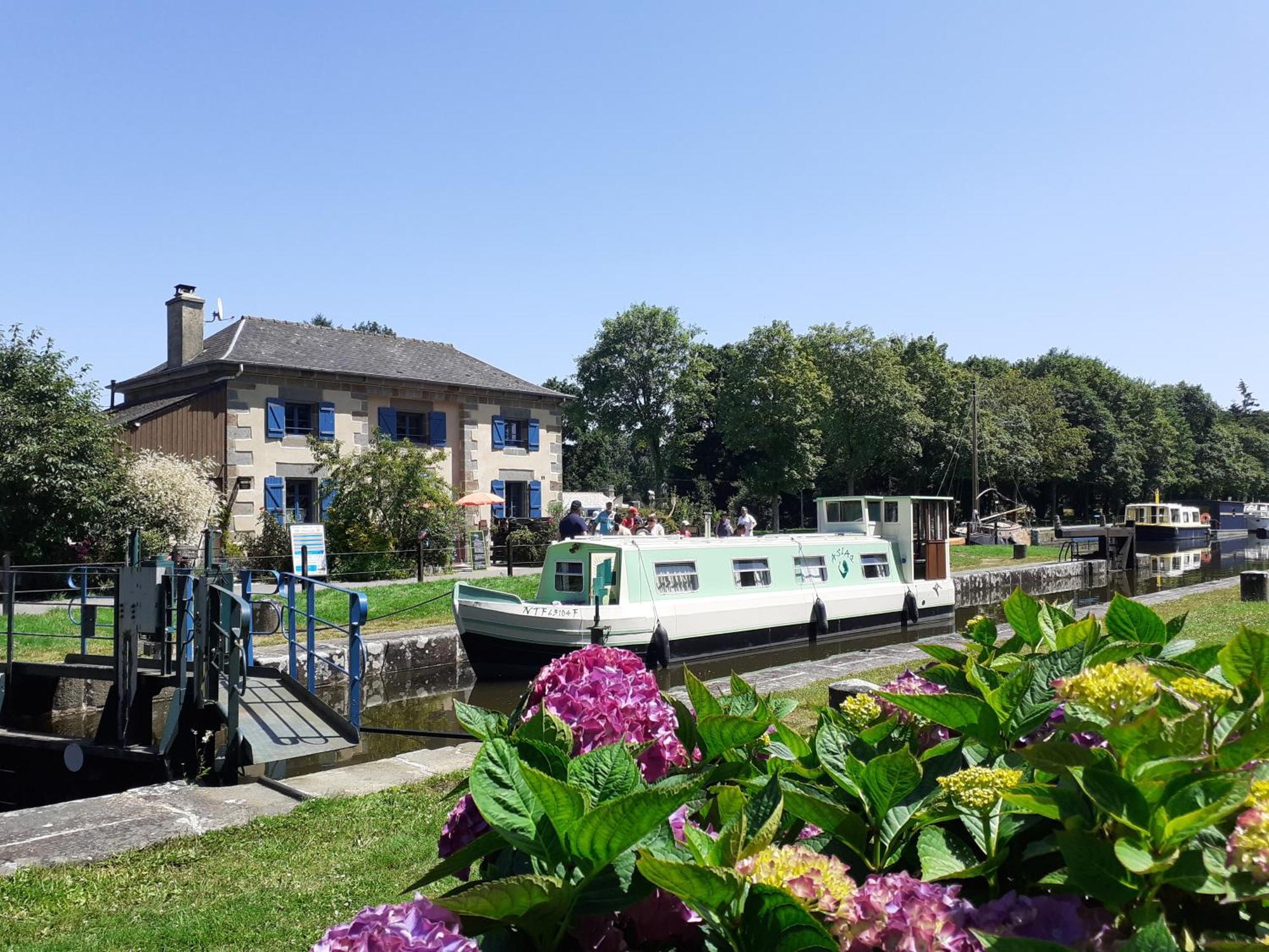 Ille Flottante, Maison Eclusiere Et Hebergements Insolites Sur Le Canal Hede-Bazouges Luaran gambar