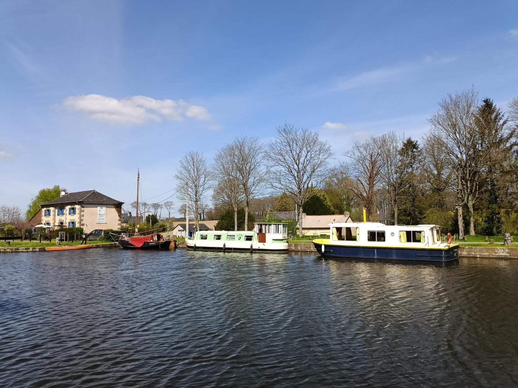 Ille Flottante, Maison Eclusiere Et Hebergements Insolites Sur Le Canal Hede-Bazouges Luaran gambar