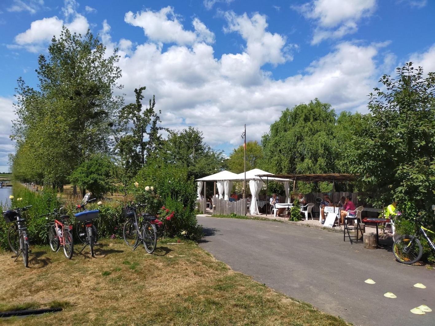 Ille Flottante, Maison Eclusiere Et Hebergements Insolites Sur Le Canal Hede-Bazouges Luaran gambar
