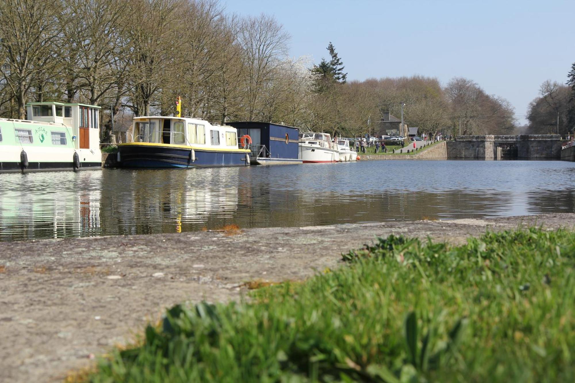 Ille Flottante, Maison Eclusiere Et Hebergements Insolites Sur Le Canal Hede-Bazouges Luaran gambar