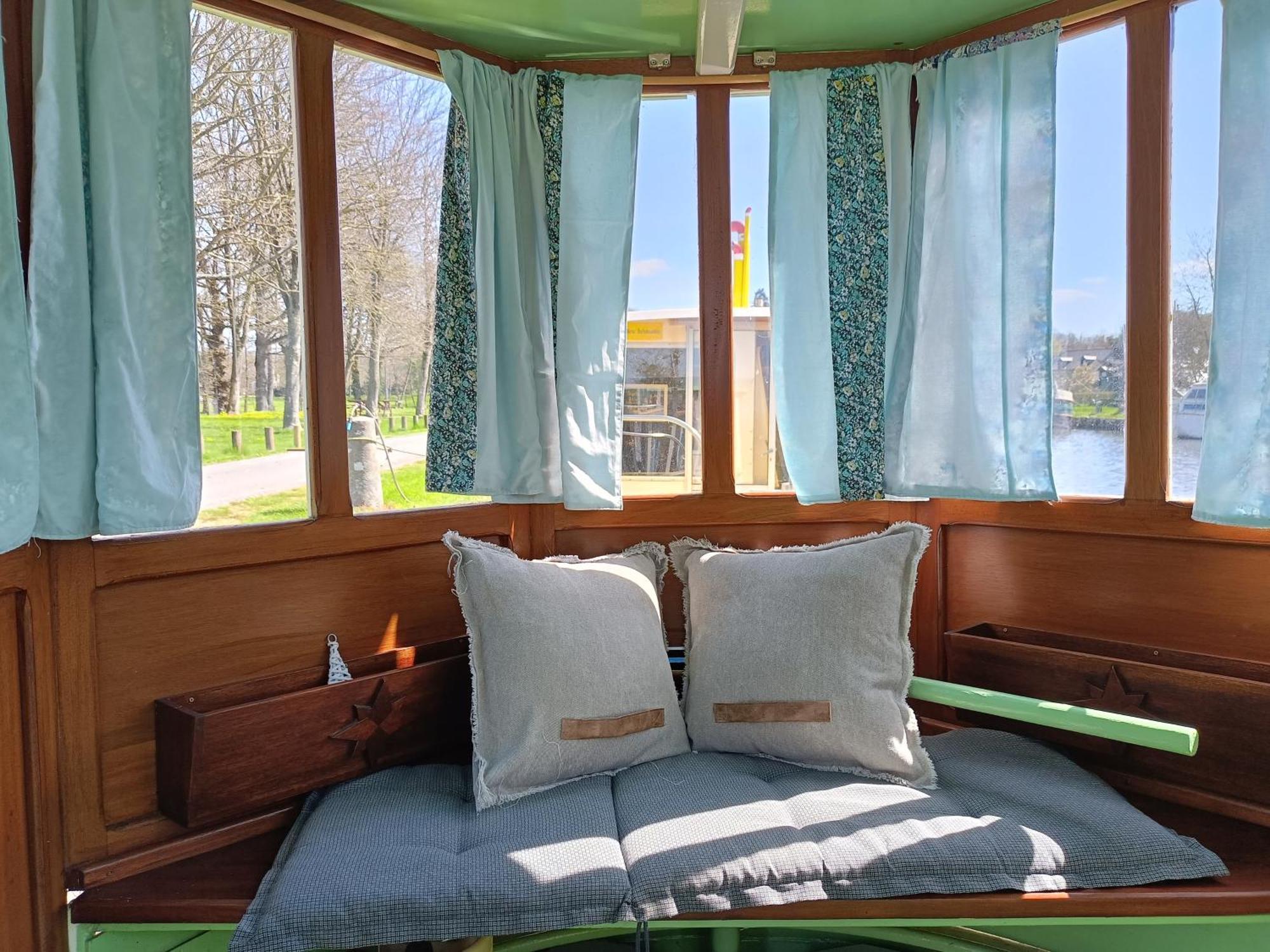 Ille Flottante, Maison Eclusiere Et Hebergements Insolites Sur Le Canal Hede-Bazouges Luaran gambar